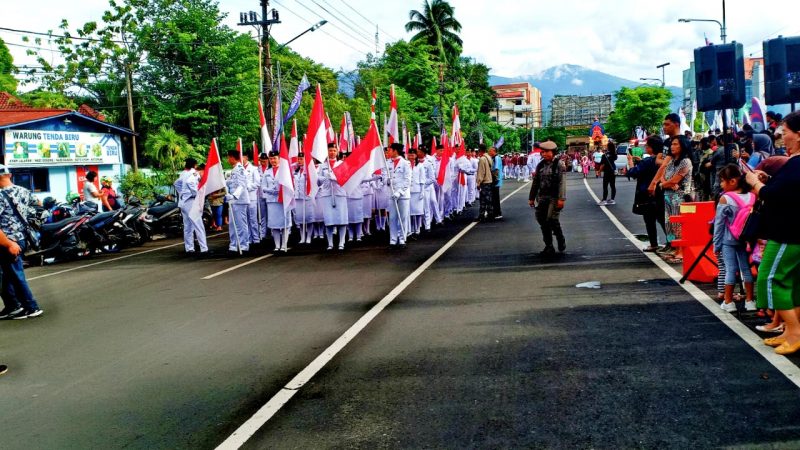 Tak Hanya Kendaraan, Peserta Pawai Juga Kena Macet