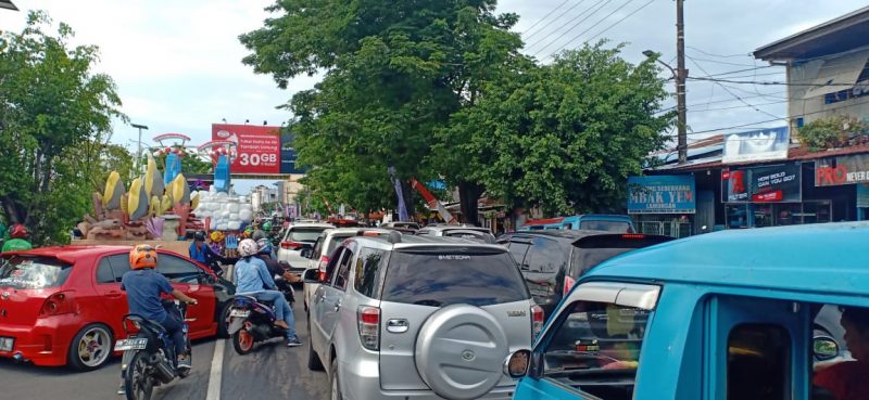 Tak Hanya Kendaraan, Peserta Pawai Juga Kena Macet