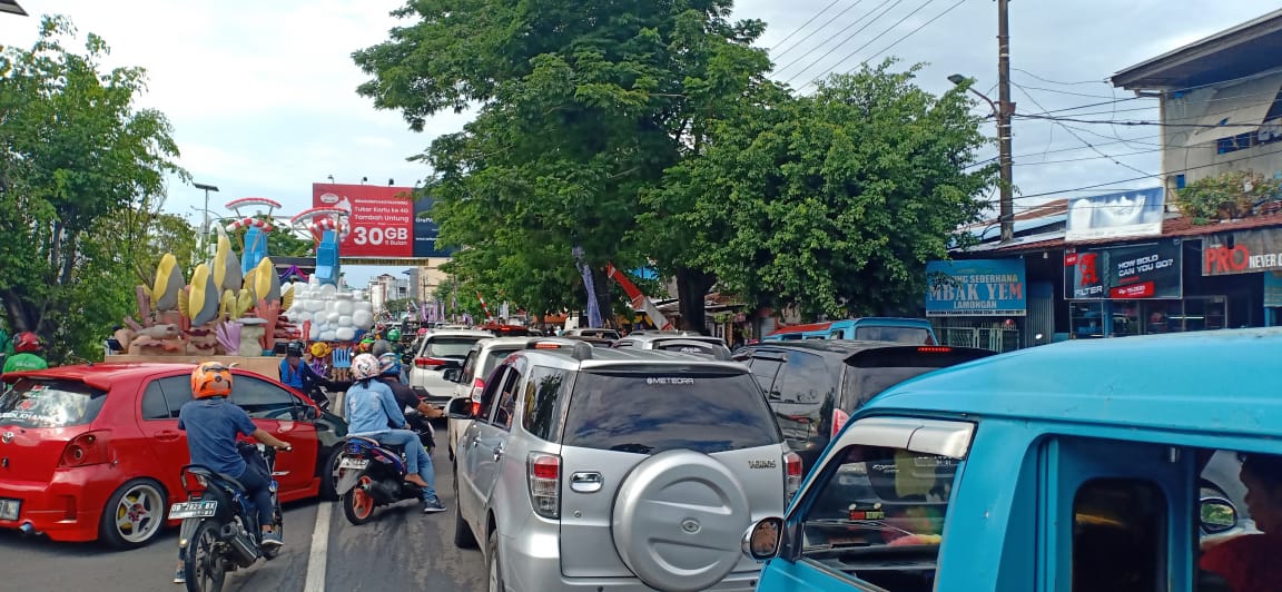 Tak Hanya Kendaraan, Peserta Pawai Juga Kena Macet