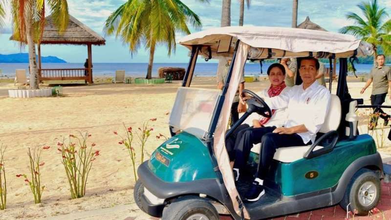 Jokowi dan Ibu Negara mengendarai golf cart menyusuri tepi pantai tanjung Pulisan.
