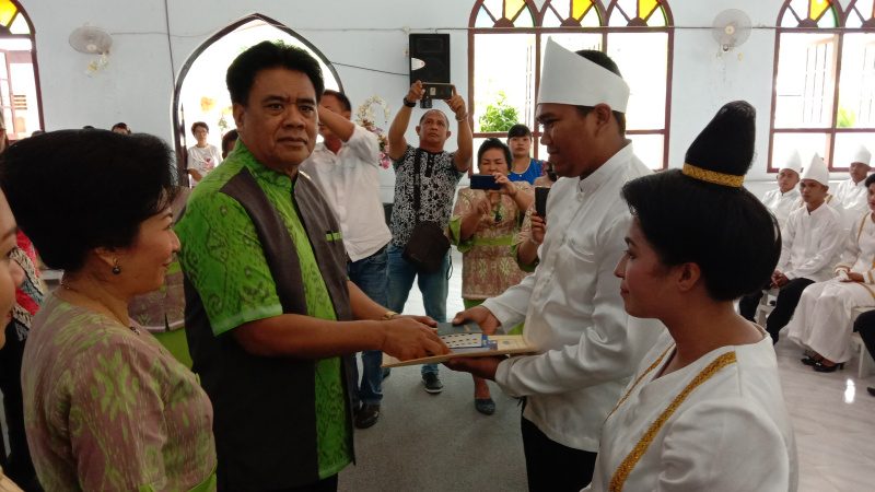 Bupati Jabes Gaghana Hadiri Pemberkatan Kawin Massal
