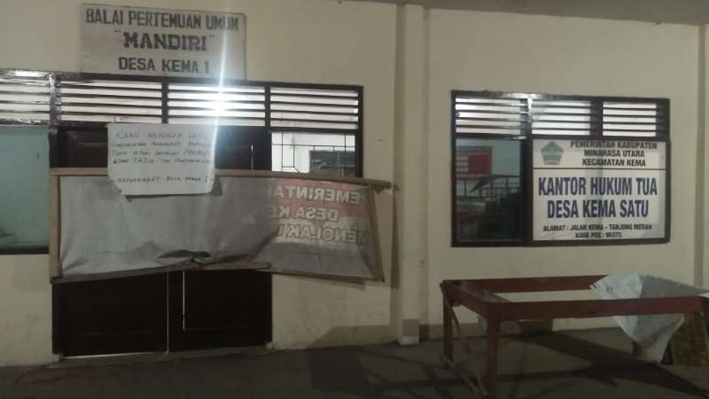 Tolak Perangkat Desa, Warga Kema I Segel Kantor Desa