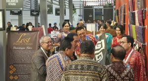 Presiden Joko Widodo Beli Kain Tenun Pinawetengan