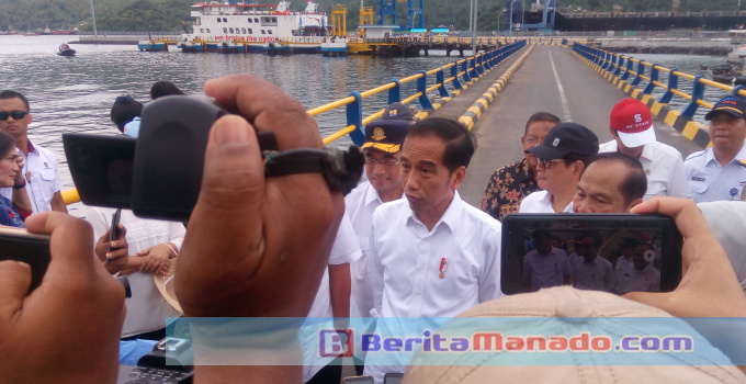 Jokowi saat kunjungi Pelabuhan Ferry Bitung