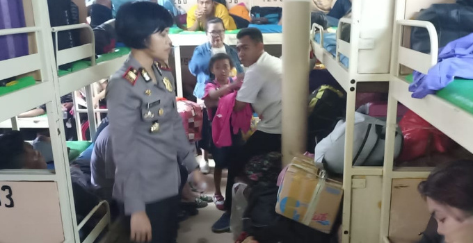 Patroli di Atas KM Labobar, Polsek KPS Bitung Temukan Puluhan Botol Miras