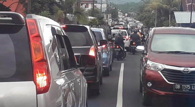 Sore Ini Ruas Kawangkoan-Tumpaan Berangsur Macet