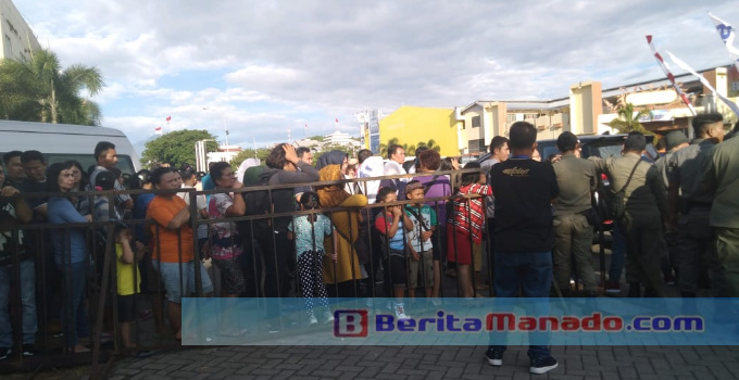 Parade Manado Fiesta, Masyarakat Padati Pintu Masuk 9 Parade Manado Fiesta, Masyarakat Padati Pintu Masuk
