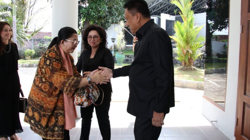 Melayat Almarhum Johny Tamuntuan, Joune Ganda Jemput Istri Sekab Pramono Anung di Bandara