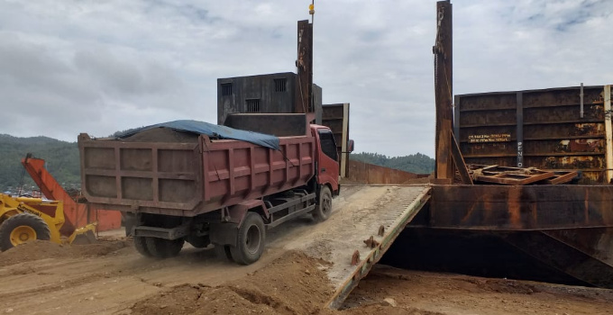 Usai 1800 Ton Pasir Lolos, Giliran 7000an Ton Siap Diangkut dari Bitung ke Labuan Oki
