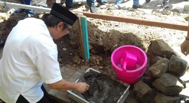 Gubernur Letakkan Batu Pertama Pembangunan Masjid As-Shalihin Kampung Merdeka