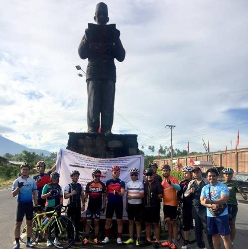 komunitas Dokter Indonesia Bersepeda (Dibers) saat berada di Monumen Patung Ir Soekarno, Minahasa Utara