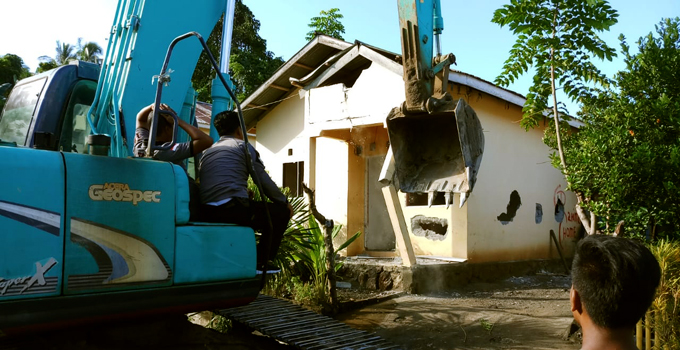 Pembebasan Lahan Tol, Warga Nekat Hadang Alat Berat
