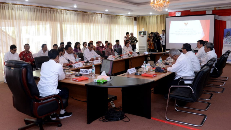 Joko Widodo Pimpin Rapat Terbatas Pariwisata di Manado