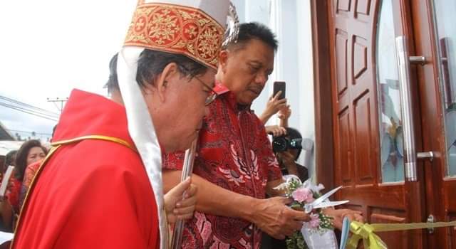 Royke Roring Dampingi Olly Dondokambey Resmikan Gereja Katolik Lolah