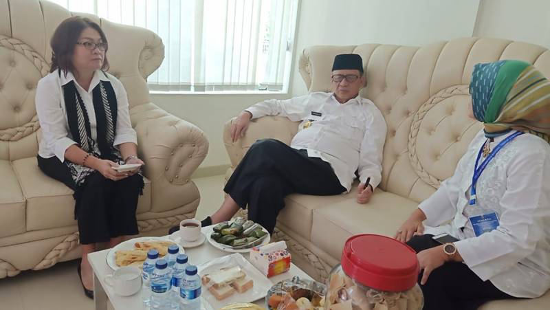 Dr Liny Tambayong ST MSi (kiri) saat bertemu dengan Gubernur Banten Dr H Wahidin Halim MSi