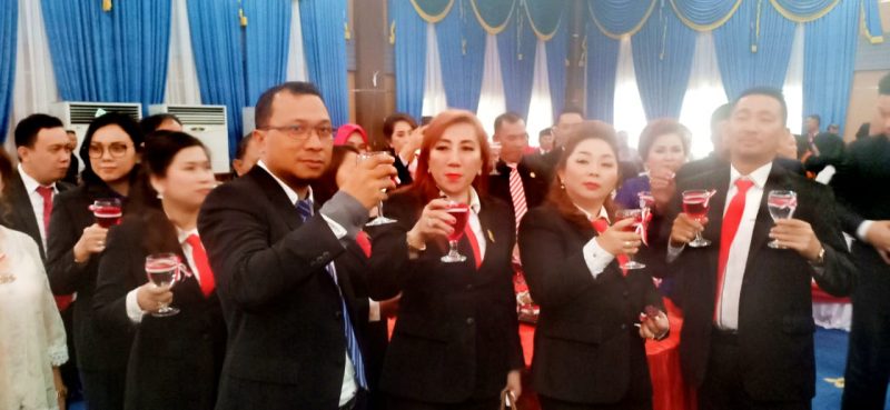 Legislator Manado Bentuk Barisan Setengah Lingkaran