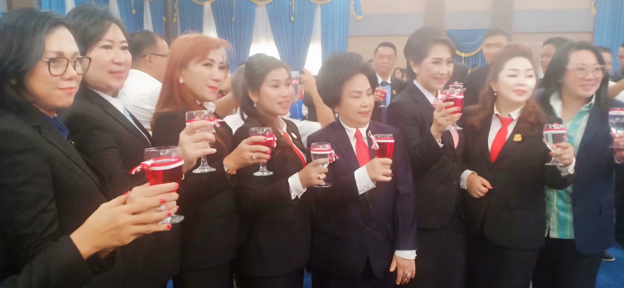 Legislator Manado Bentuk Barisan Setengah Lingkaran