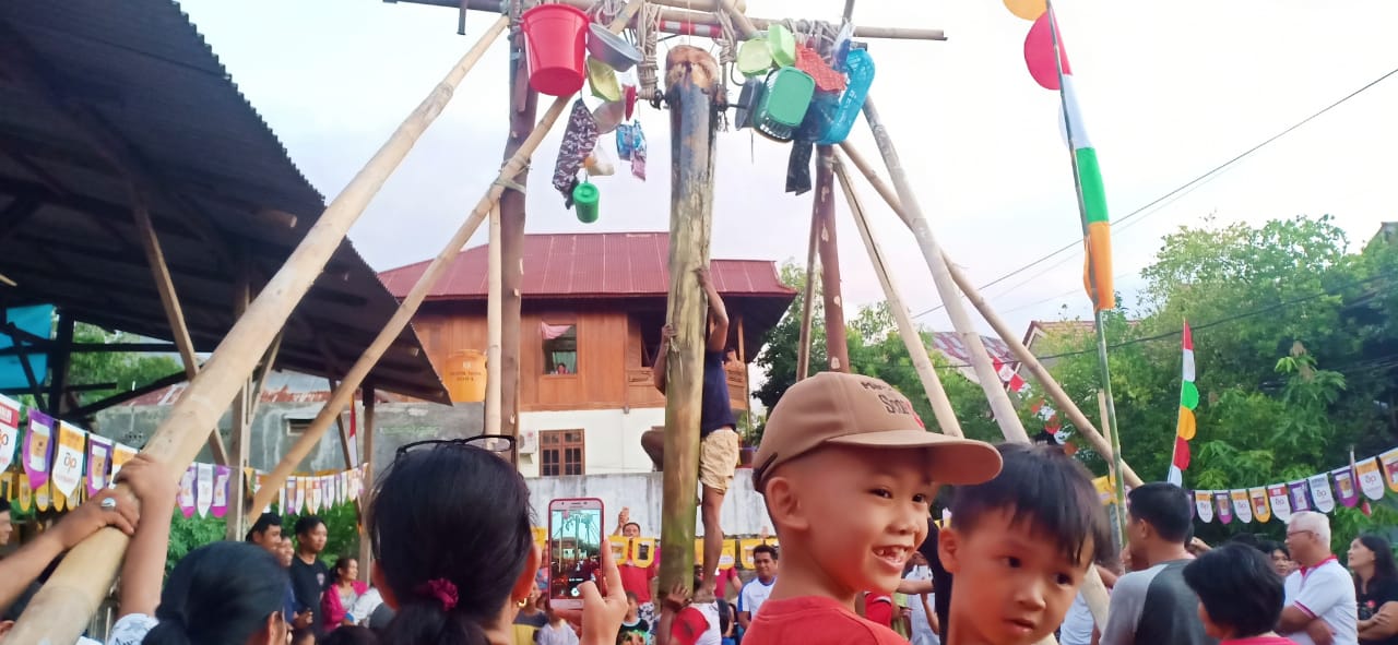 Bukan Pinang, Ini Lomba Memanjat Unik Warga Malalayang