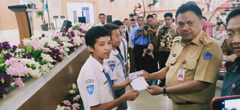 Canangkan Hari Menabung, Olly Dondokambey Beri Bonus Ini kepada 1000 Siswa