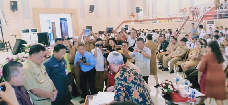 Canangkan Hari Menabung, Olly Dondokambey Beri Bonus Ini kepada 1000 Siswa
