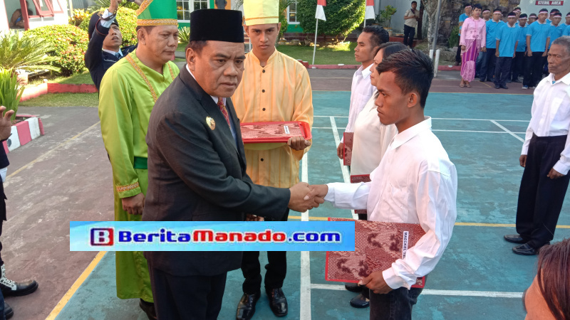 Bupati Jabes Gaghana Serahkan Remisi Bagi Napi di Lapas Kelas II Tahuna