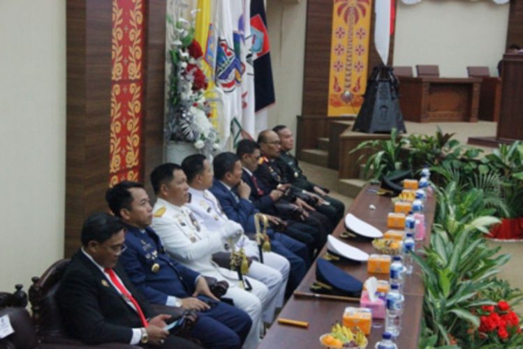 DPRD dan Pemprov Sahkan Perda Perubahan APBD Sulut Tahun Anggaran 2019 13 DPRD dan Pemprov Sahkan Perda Perubahan APBD Sulut Tahun Anggaran 2019