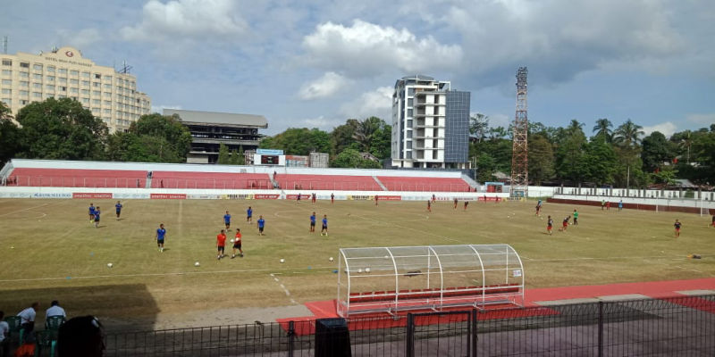 Skor Kacamata Hiasi Babak Pertama Sulut United VS Madura FC