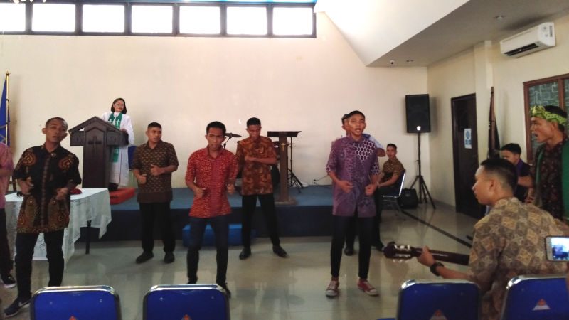 Khotbah Minggu: Rendahkan Diri Jadi Teladan