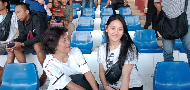 Dua Sosok ini Jadi 'Fans Setia' Eksel Runtukahu di Stadion, Siapa Mereka?