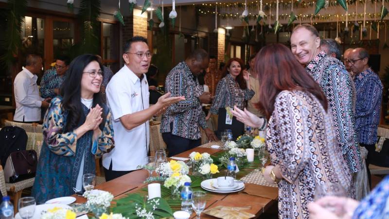Jimmy Eman dan Angelica Tengker saat menyapa para Duta Besar
