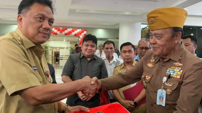 Olly Dondokambey Serahkan Mobil Operasional Gubernur masih Baru kepada LVRI