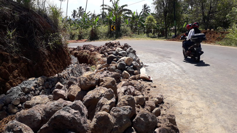 Masyarakat Ikut Awasi Proyek Drainase CV. Samudra Jaya di Ruas Kembes-Rumengkor