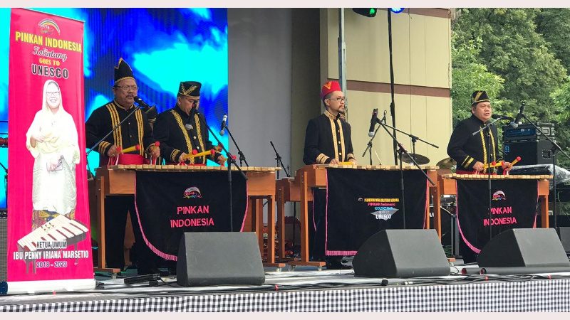 Ansambel Musik Kolintang Kayu Utusan Pinkan Pukau Festival Indonesia di Moscow