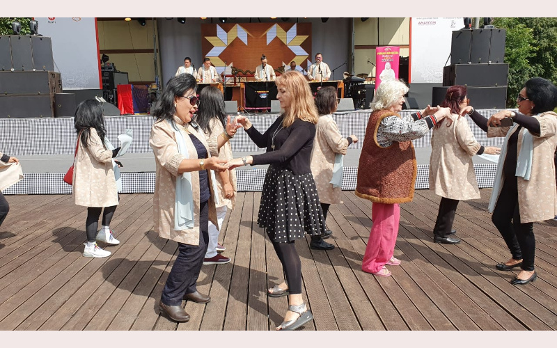 Ansambel Musik Kolintang Kayu Utusan Pinkan Pukau Festival Indonesia di Moscow