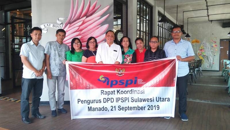 Foto bersama Ketum DPP IPSPI (tengah kemeja putih) dengan pengurus DPD IPSPI Sulut