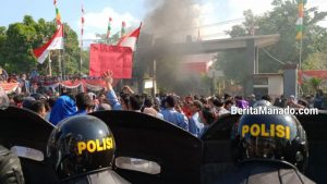 BERITA FOTO: Kritis Namun Menggelitik, ini Pesan Demonstran Dalam Bentuk Tulisan