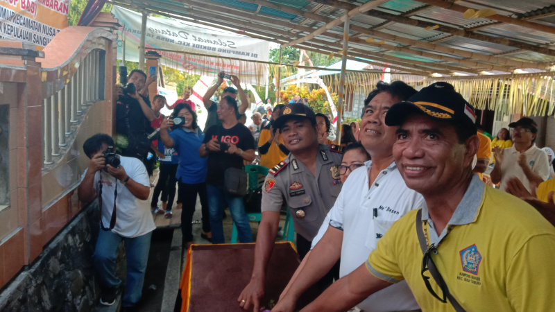 Bupati Jabes Gaghana Deklarasikan Stop BABS di Kecamatan Nustab