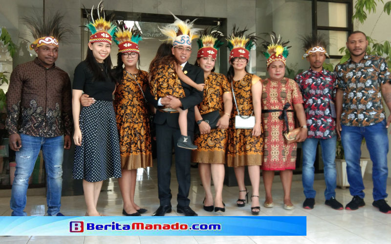 Benny Marentek Curi Perhatian di Pelantikan DPRD Minsel 8 Benny Marentek Curi Perhatian di Pelantikan DPRD Minsel