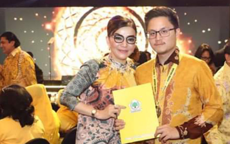 Adrian Paruntu Raih Penghargaan DPP Partai Golkar