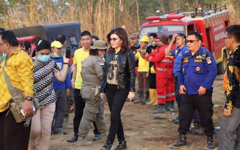 Bupati Christiany Paruntu Bantu Padamkan Api di TPA Mobongo