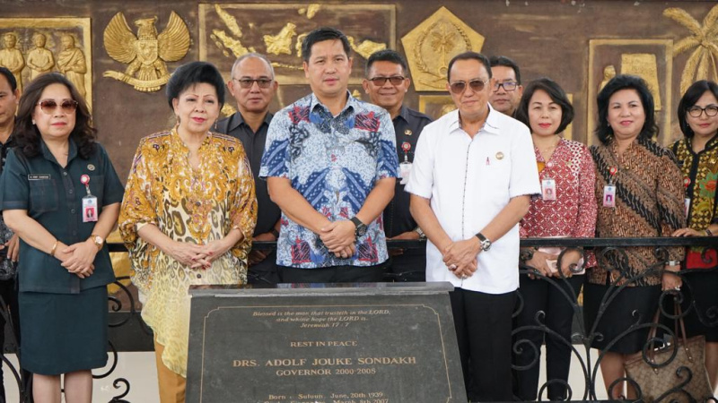 Royke Roring Dampingi Steven Kandouw Ziarah ke Makam Mantan Gubernur dan Wakil Gubernur Sulut
