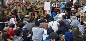 Terima Aspirasi di HUT ke-55 Sulut, Fabian Kaloh Rela Melantai Bersama Pendemo