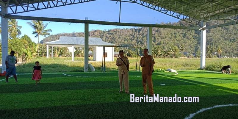 lapangan futsal berbahan rumput sintetis