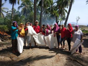 PKH Bhakti, Gotong Royong Bersihkan Pantai