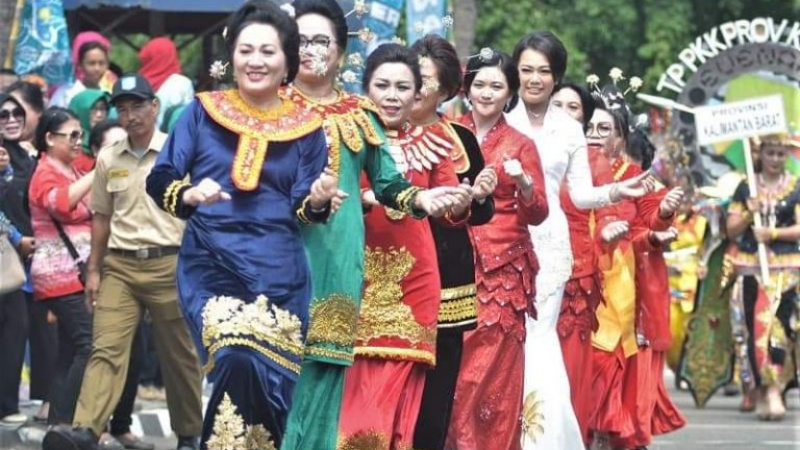 Dipimpin Rita Dondokambey, Tim PKK Sulut Juara Parade Nusantara