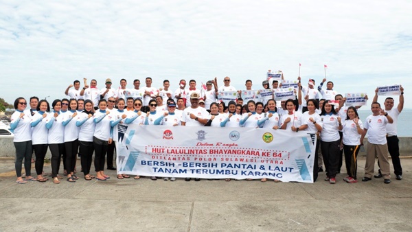 HUT Lalulintas Bhayangkara ke-64, Ditlantas Polda Sulut Gelar Bersih-bersih Pantai dan Laut