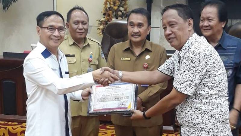 Pdt. Renata Ticonuwu,STh, Ketua FKUB Manado, saat menerima Piagam Penghargaan dari Media Investigasi Indonesia Expose Jakarta, dalam perannya Menjaga Kerukunan Umat Beragama di Kota Manado dan sekitarnya, pada Senin 23 September 2019 di Ruang Paripurna DPRD Kota Manado.
