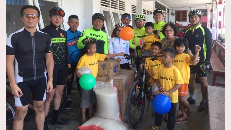 Turut Sepenanggungan, Tomohon Cycling Community Bawa Bantuan di Panti Asuhan Nazaret