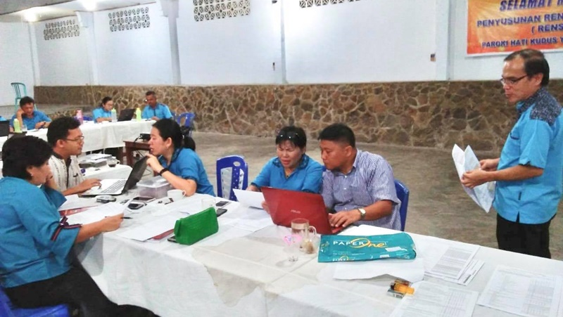 Paroki Tanawangko Antusias Susun Renstra Hingga Larut Malam