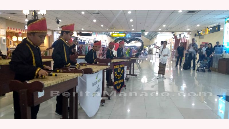 Manajemen AP 1 Bandara Sam Ratulangi Rayakan Hari Pelanggan, Panada dan Tumbler Jadi Pilihan Turis